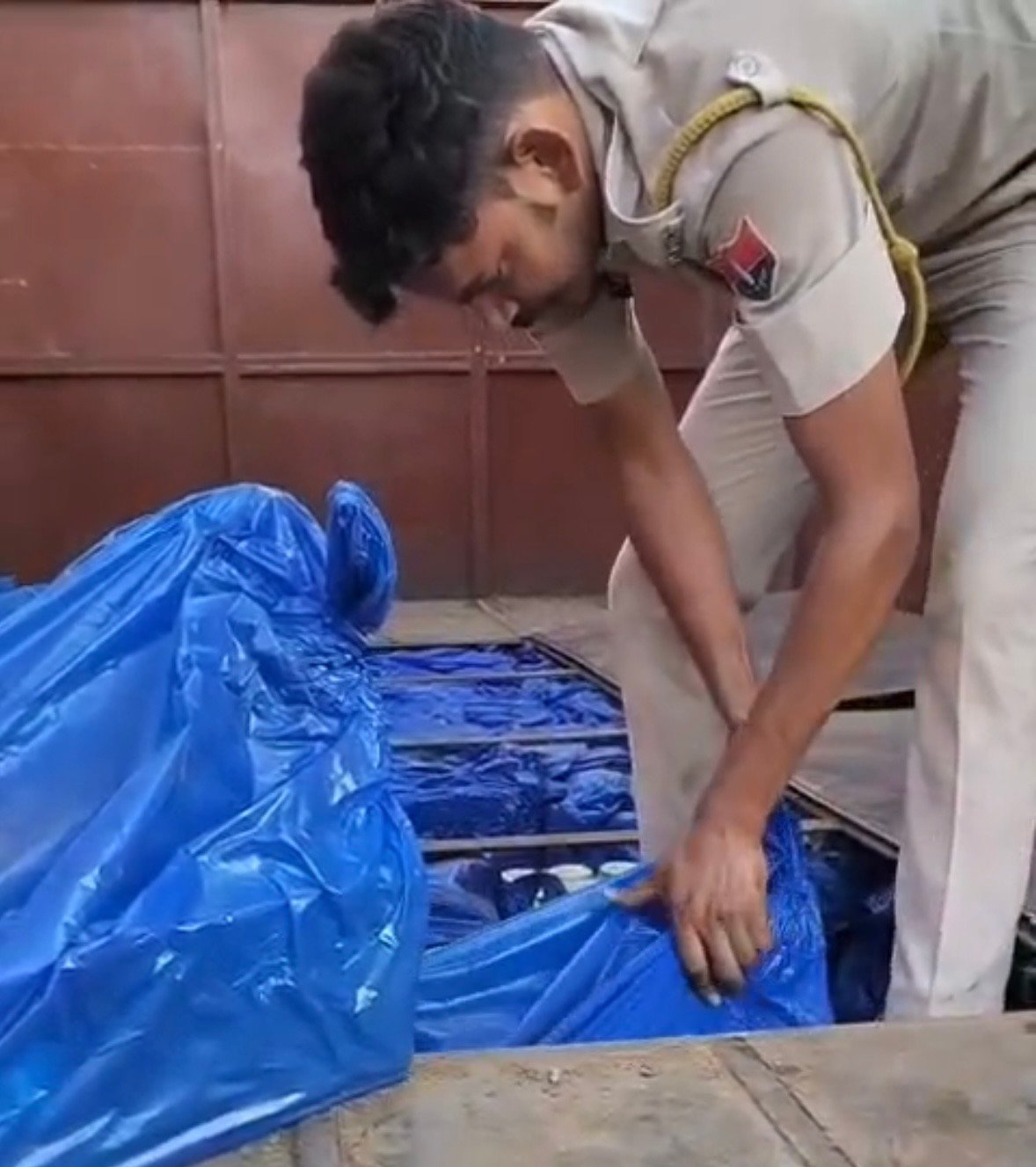 पौधों की आड़ में ट्रक के सीक्रेट बॉक्स से तस्करी, 25 लाख की शराब जब्त।
