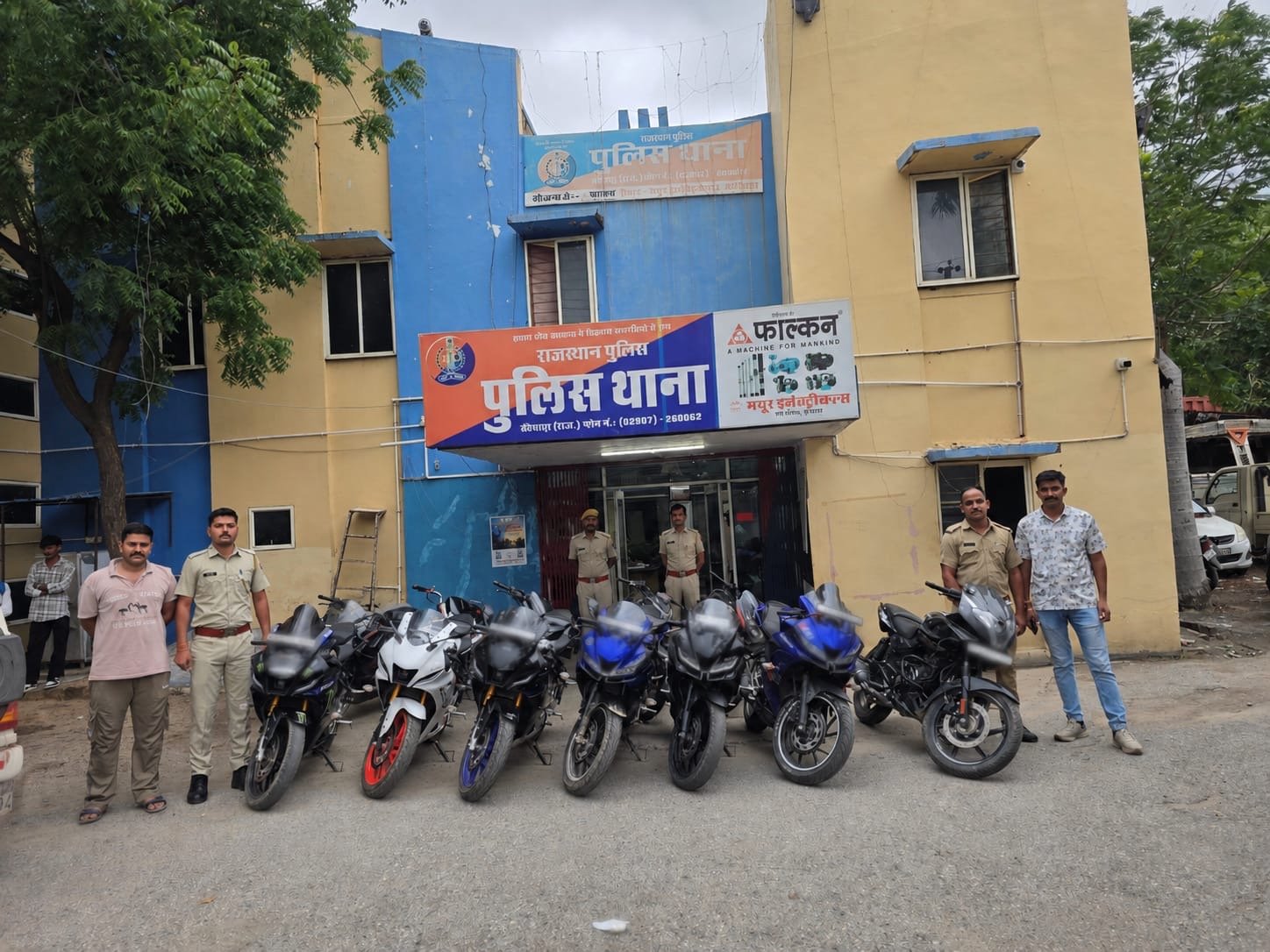 हेलमेट जागरुकता अभियान में खेरवाड़ा पुलिस को बड़ी सफलता, 18 बाइक जब्त।