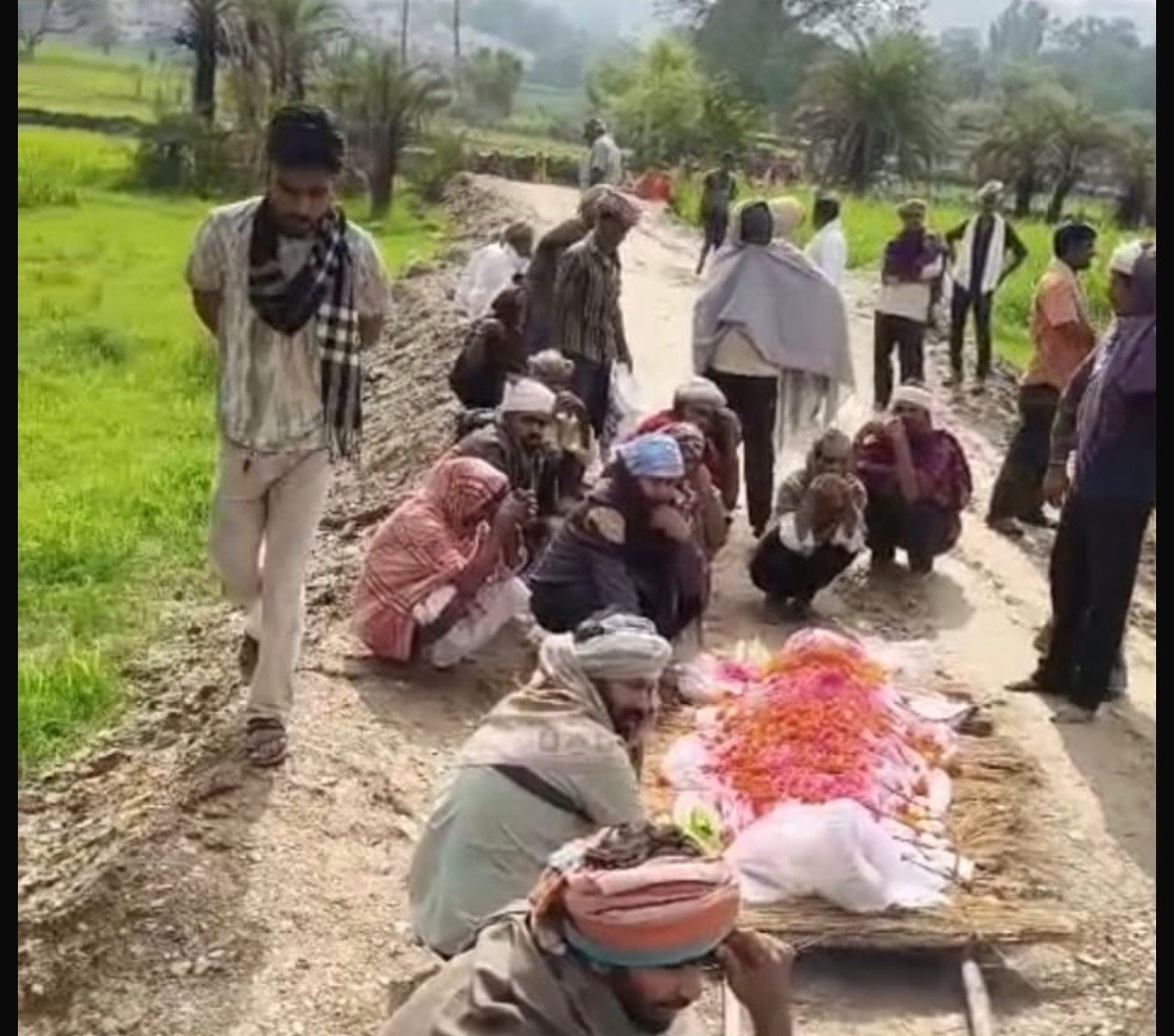 श्मशान घाट का रास्ता बंद होने से रुका अंतिम संस्कार, अर्थी सड़क पर रख ग्रामीणों ने शुरू किया प्रदर्शन