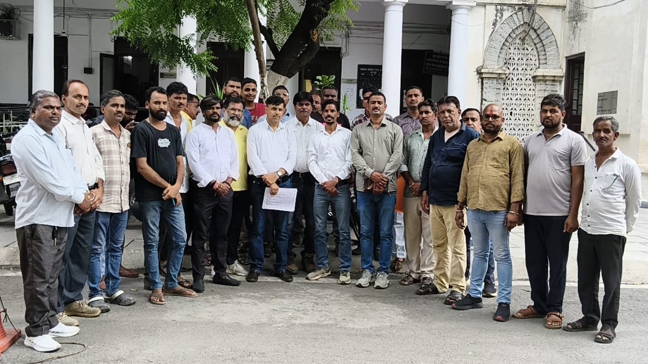 पेराफेरी जिला संघर्ष समिति की पात्र परिवारों को पट्टे जारी करने की मांग, कलेक्टर को ज्ञापन सौंपा।