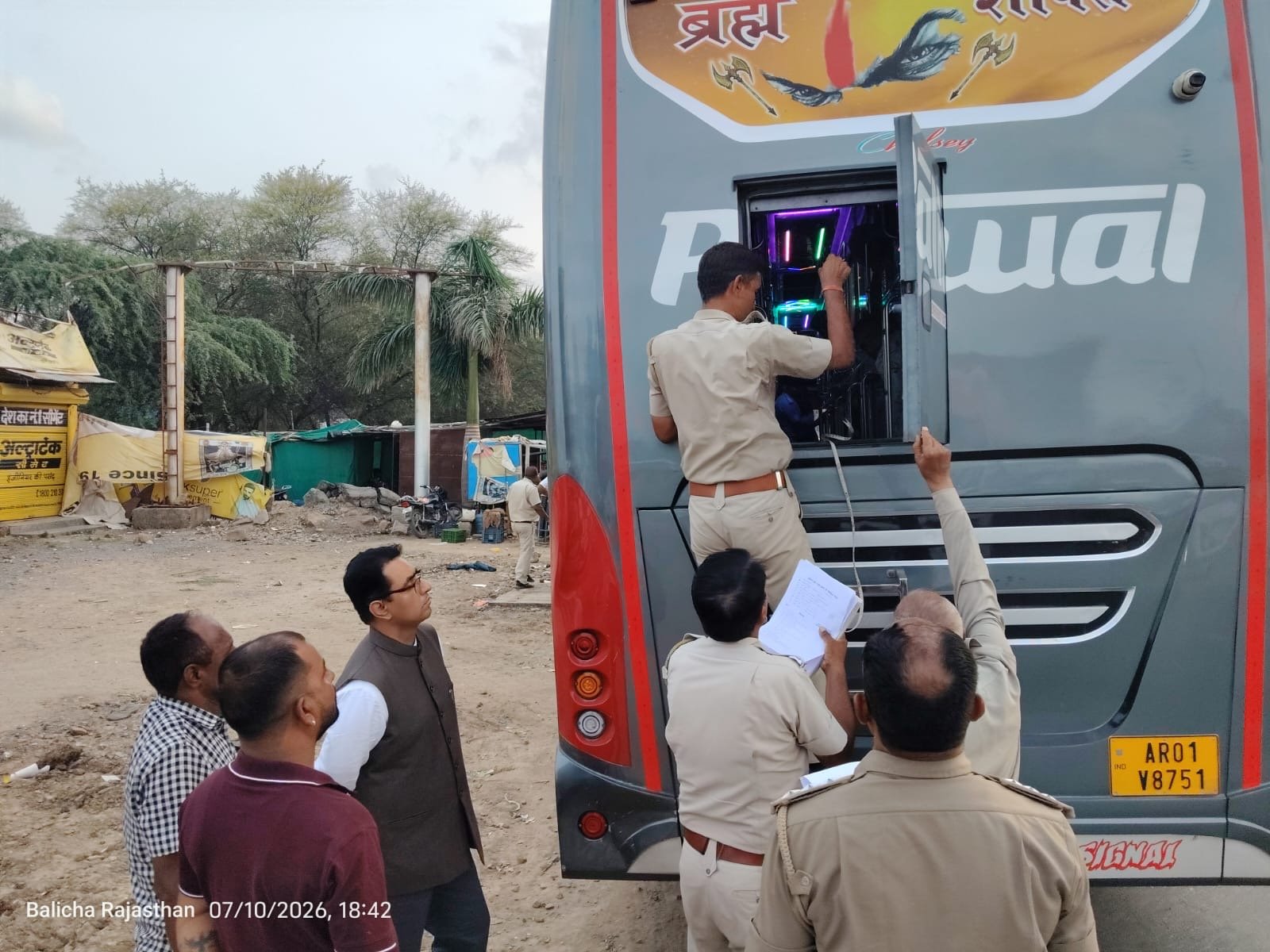 राजस्थान विद्यापीठ में धरने पर बैठे कर्मचारियों का वेतन रोका, कारण बताओ नोटिस से बढ़ा रोष