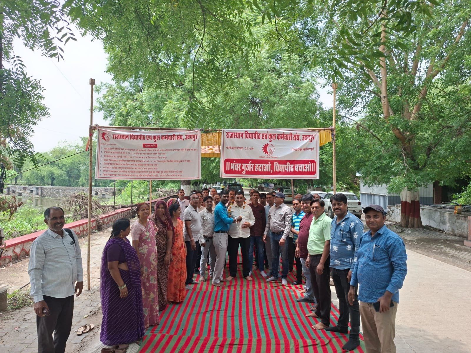 राजस्थान विद्यापीठ में धरने पर बैठे कर्मचारियों का वेतन रोका, कारण बताओ नोटिस से बढ़ा रोष