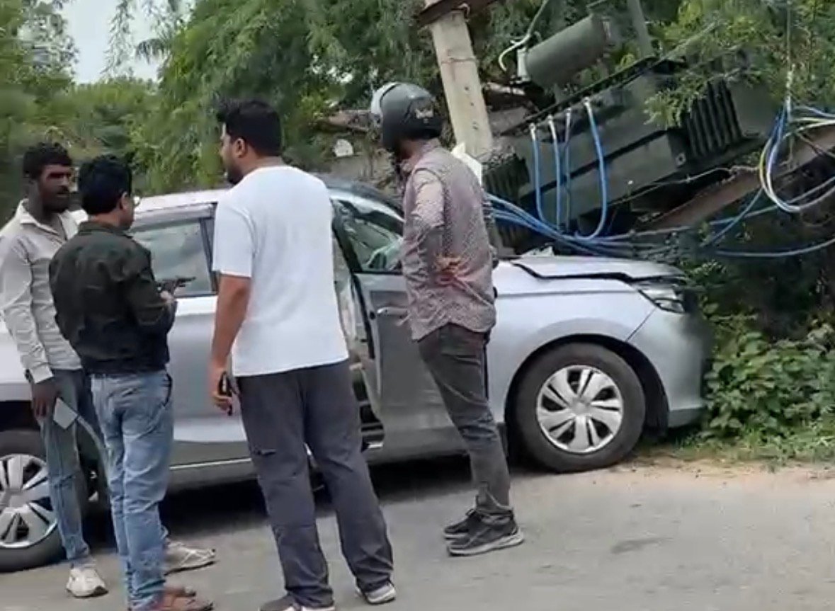 चलती कार में चालक मोबाइल में मस्त, अनियंत्रित कार विद्युत ट्रांसफार्मर से जा भिड़ी