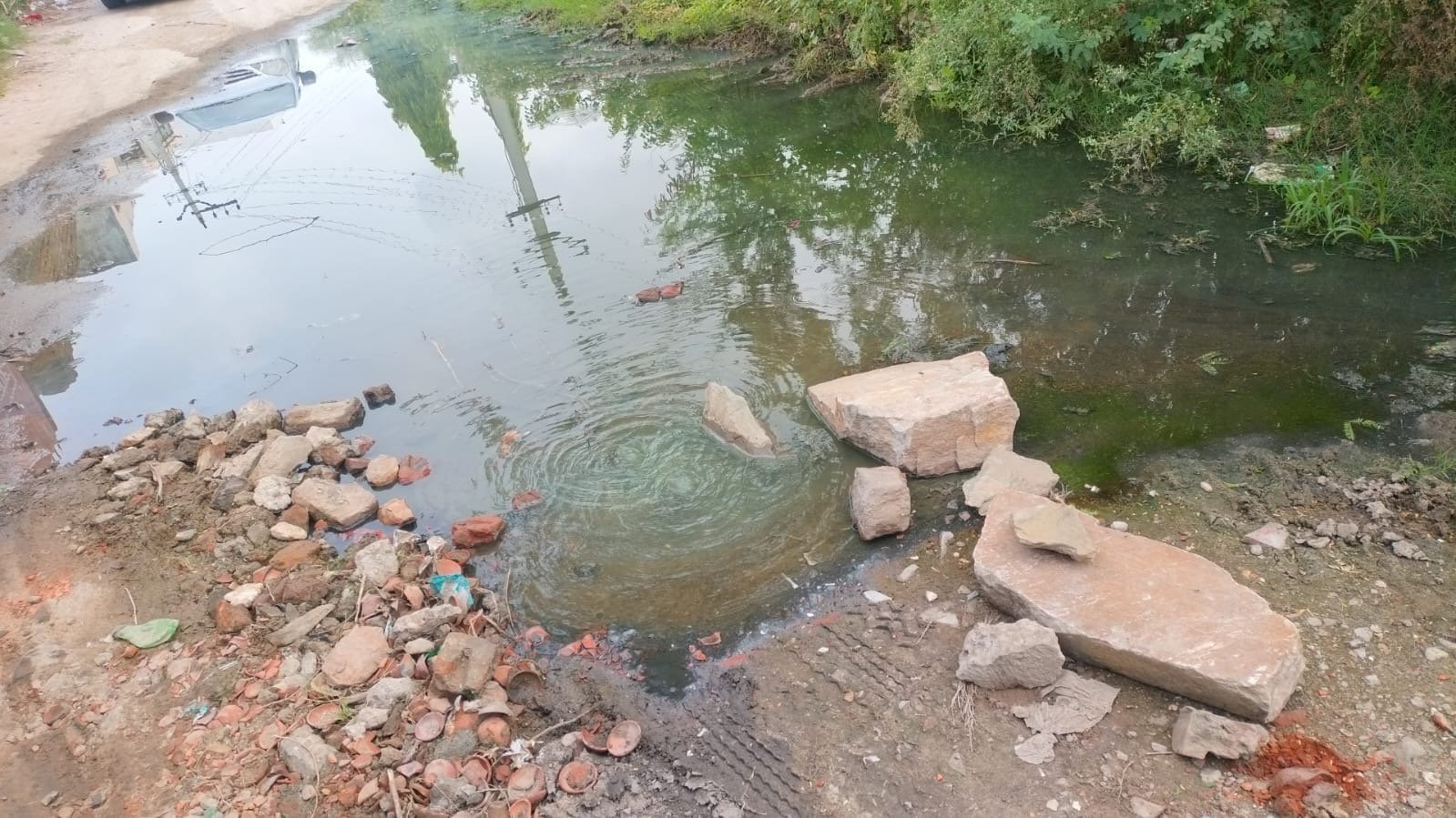 रेलेश्वर महादेव मंदिर मार्ग पर सीवरेज ओवरफ्लो, श्रद्धालुओं को हो रही परेशानी,आंदोलन की चेतावनी