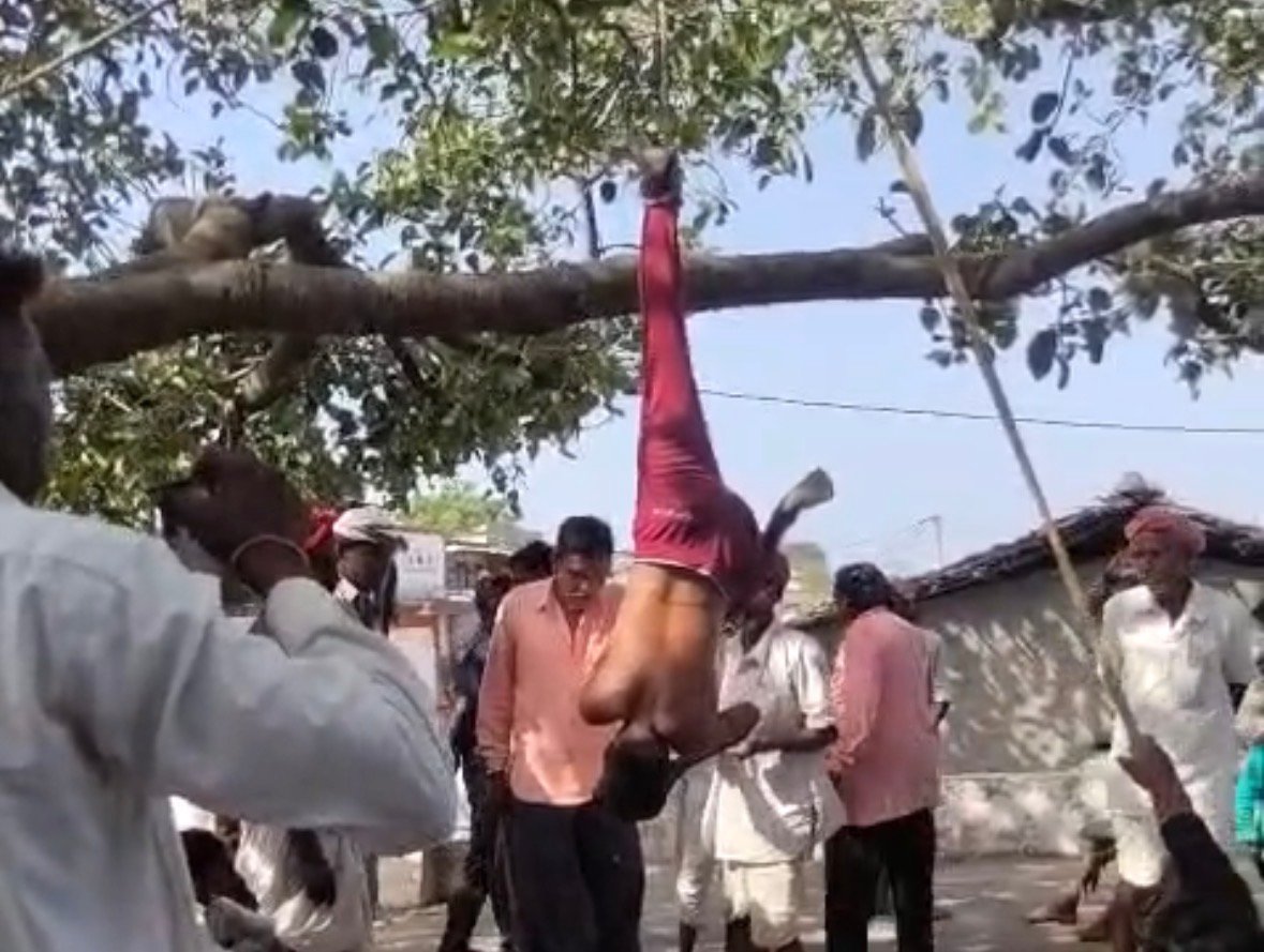 शराबबंदी के नियम का उल्लंघन करने पर युवक को उल्टा लटका कर पिटा, 11 डिटेन