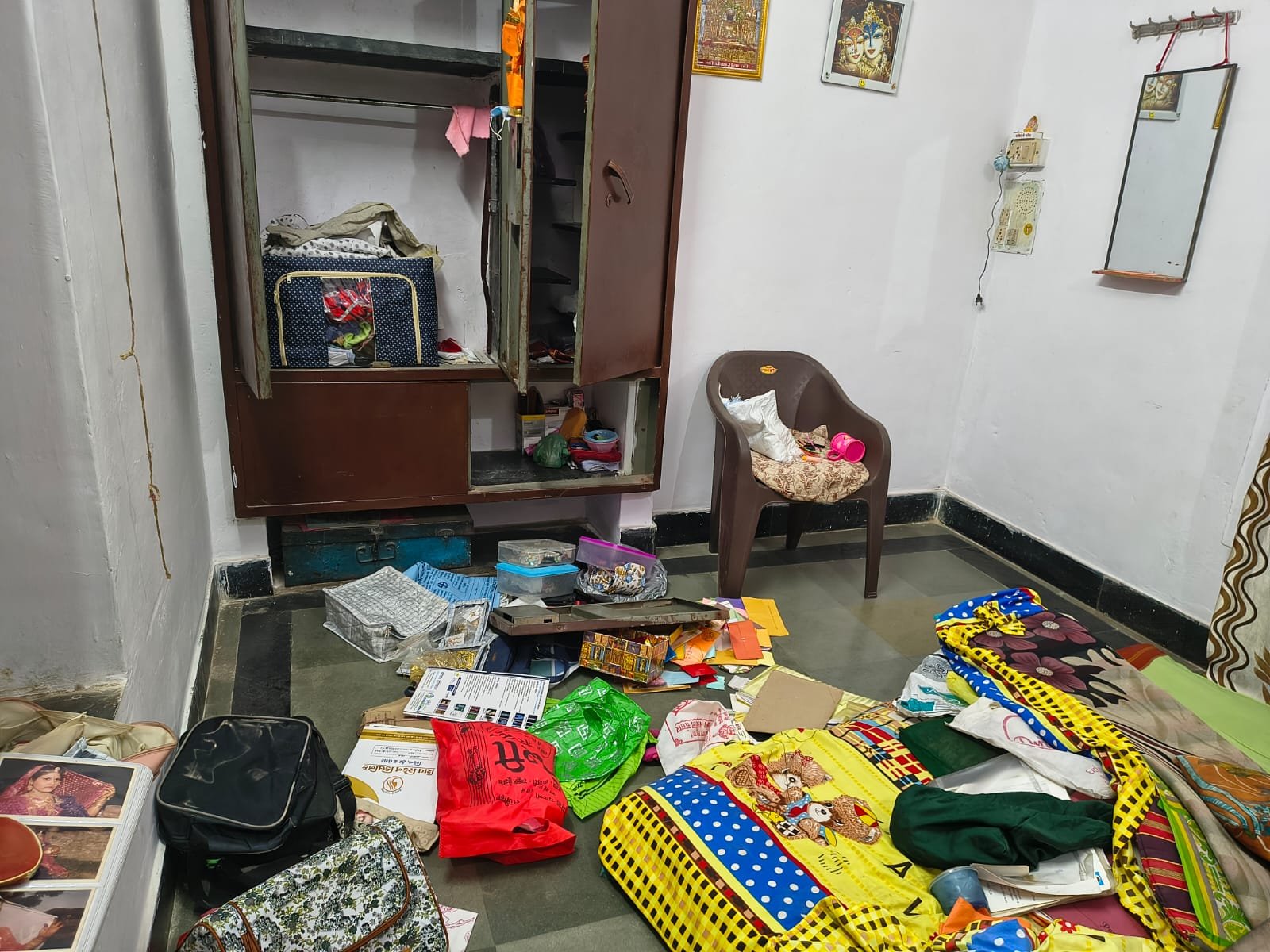 सूने मकान को चोरों ने बनाया निशाना, ज्वेलरी के साथ नकद रकम लेकर फरार।