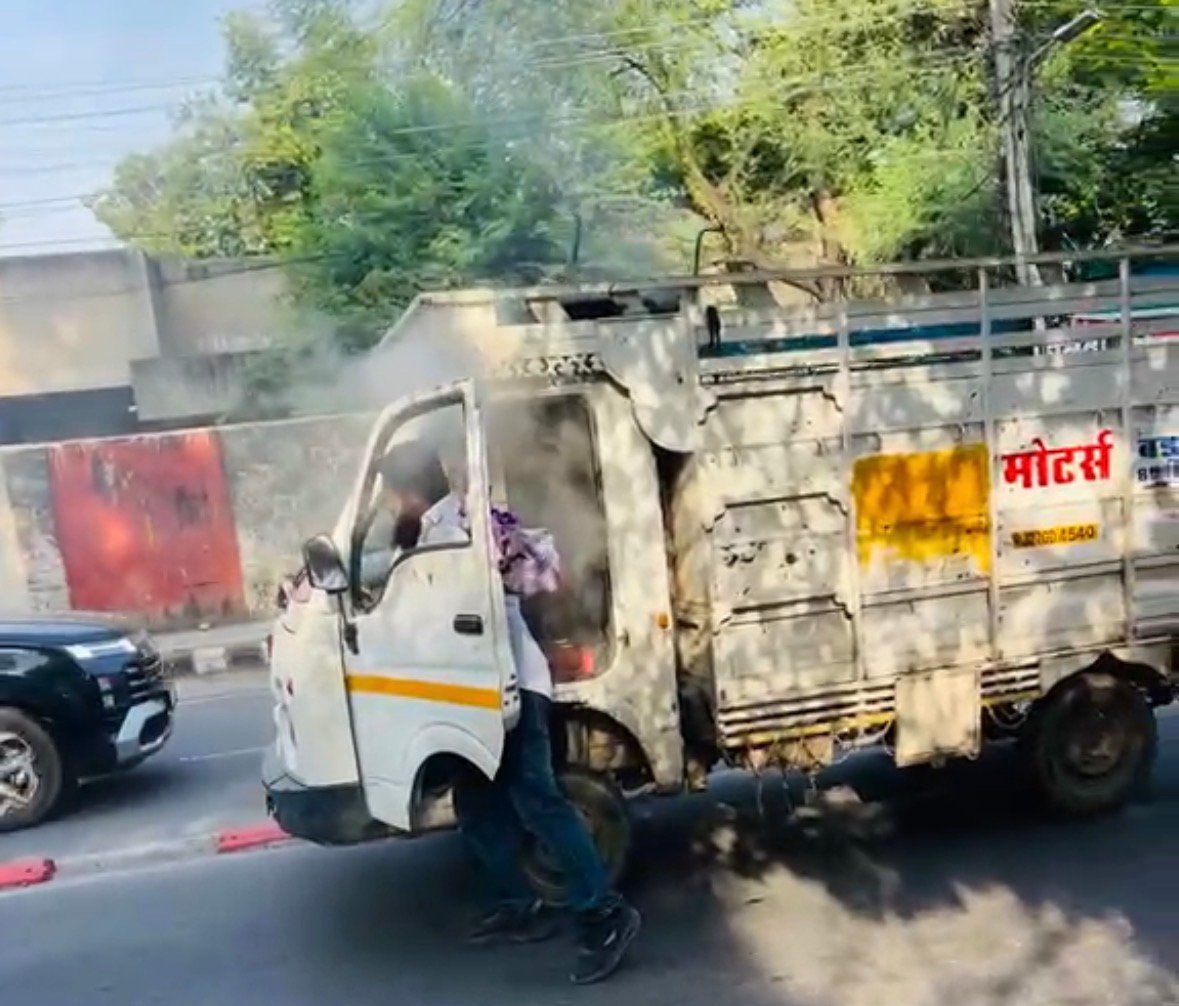 चलते ऑटो में लगी भीषण आग, पर्यटन थाना व ट्रैफिक पुलिस की सूझबूझ से टला बड़ा हादसा