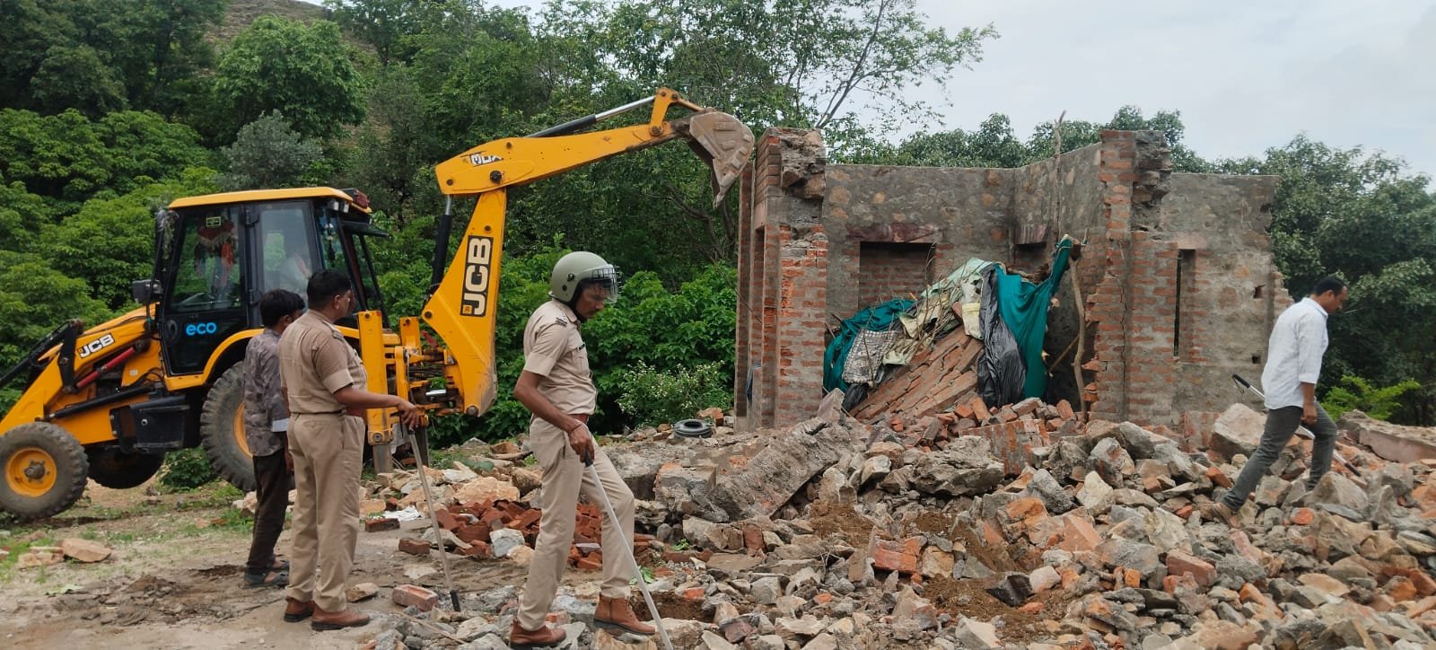 हिस्ट्रीशीटर के घर पर चला बुलडोजर, वन भूमि पर बने अवैध निर्माण को किया ध्वस्त