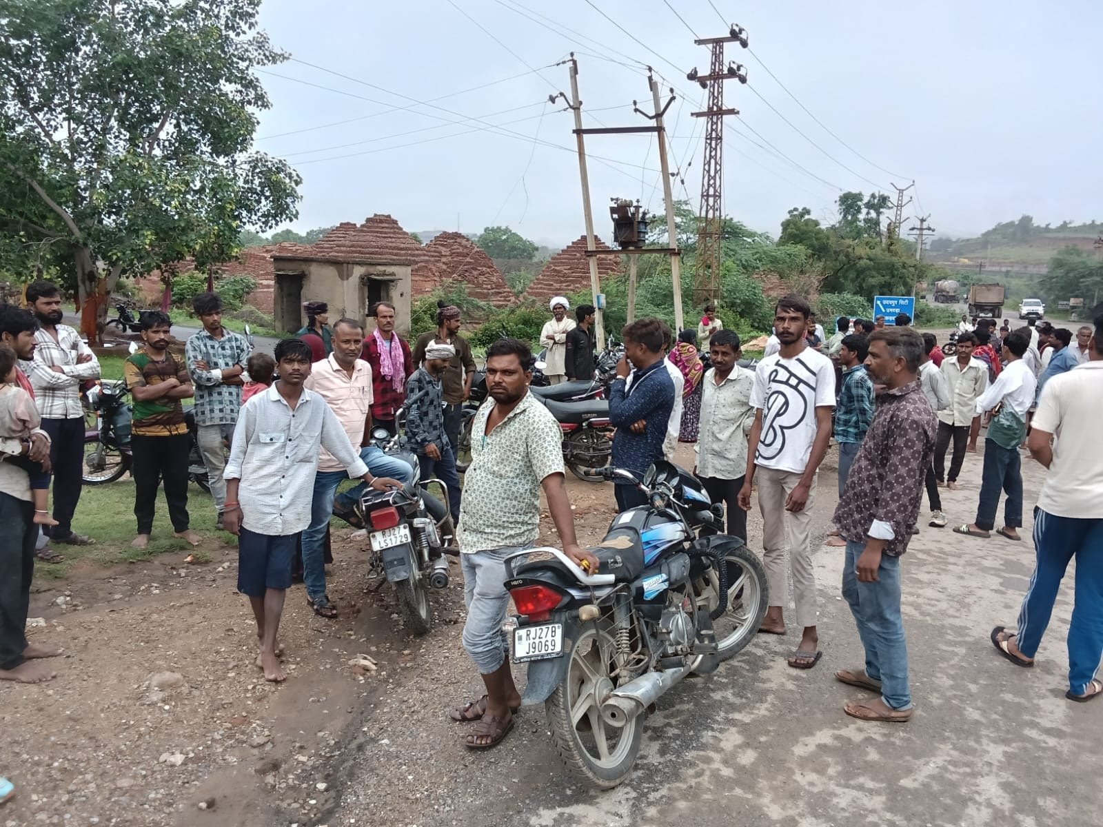 करंट से युवक की मौत के बाद फूटा गुस्सा, आक्रोशित लोगों ने हाईवे जाम कर किया प्रदर्शन