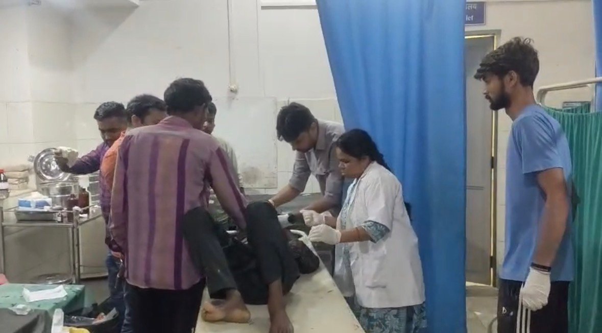 निजी बस की चपेट में आए बाइक सवार दो भाई, एक की मौत, दूसरा हुआ गंभीर घायल
