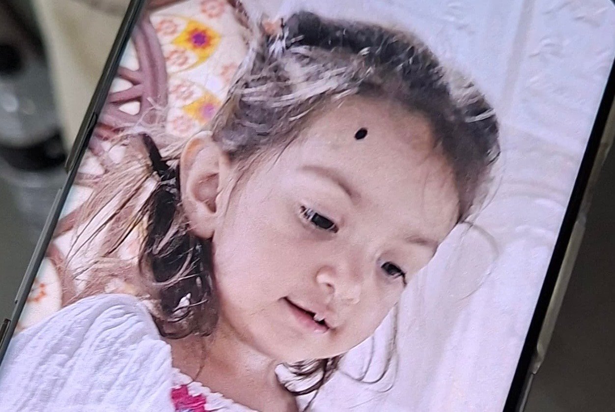 जगत निवास होटल के झरोखे से झील में गिरने से दो साल की बच्ची हिमाई की मौत