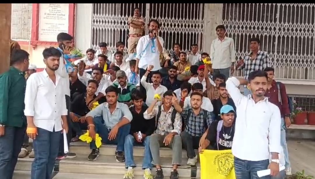 फीस व्यवस्था की समीक्षा करने की मांग को लेकर एन एसयूआई ने ज्ञापन सौंपा