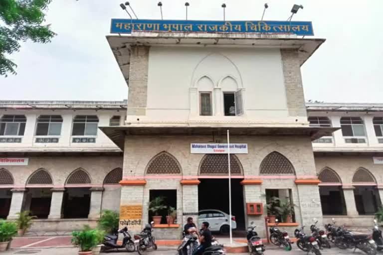 एमबी अस्पताल से दो चोरों ने चुराईं बाइक, सीसीटीवी में हुए कैद, पुलिस की तलाश शुरू