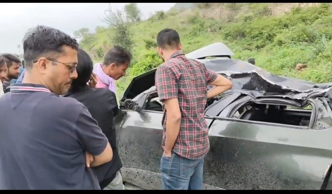 अंबेरी-देबारी हाइवे पर भीषण सड़क हादसा, डिवाइडर से टकराई कार, 5 लोग घायल