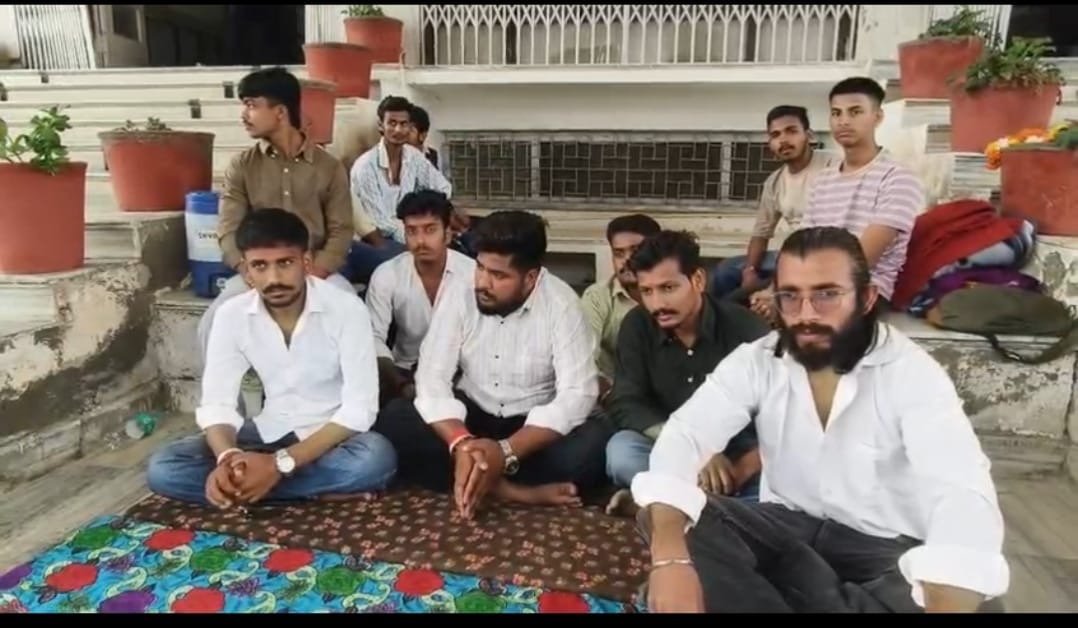एमएलएसयु में छात्र आंदोलन तेज, तीन छात्र बैठे अनिश्चितकालीन भूख हड़ताल पर
