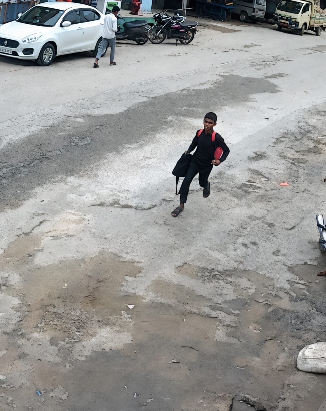 भटेवर में दिनदहाड़े हुई चोरी, व्यापारी की कार से बैग लेकर फरार हुआ बालक, सीसीटीवी में कैद हुई वारदात