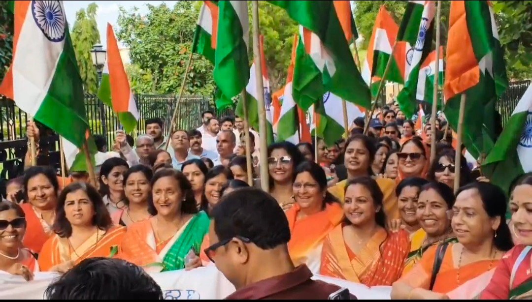 शहर में बीजेपी ने निकाली तिरंगा यात्रा, हजारों कार्यकर्ताओं ने लहराया राष्ट्रीय ध्वज