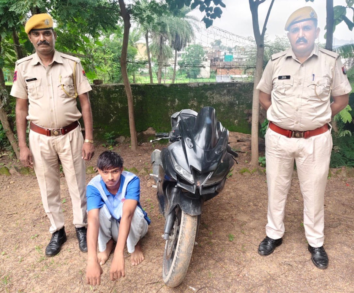 बाइक पर स्टंट कर वीडियो सोशल मीडिया पर किया वायरल, युवक गिरफ्तार