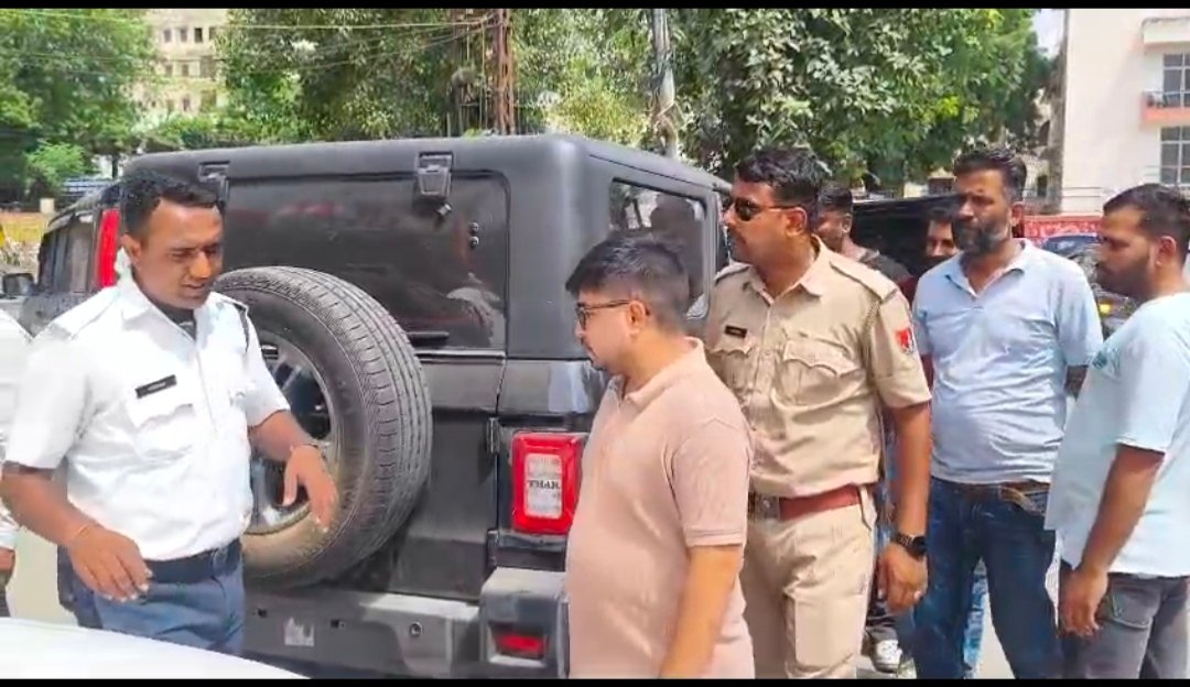 ट्राफिक पुलिस को देखकर भाग रहे युवक ने रिवर्स में दौड़ाई थार, कई वाहन क्षतिग्रस्त