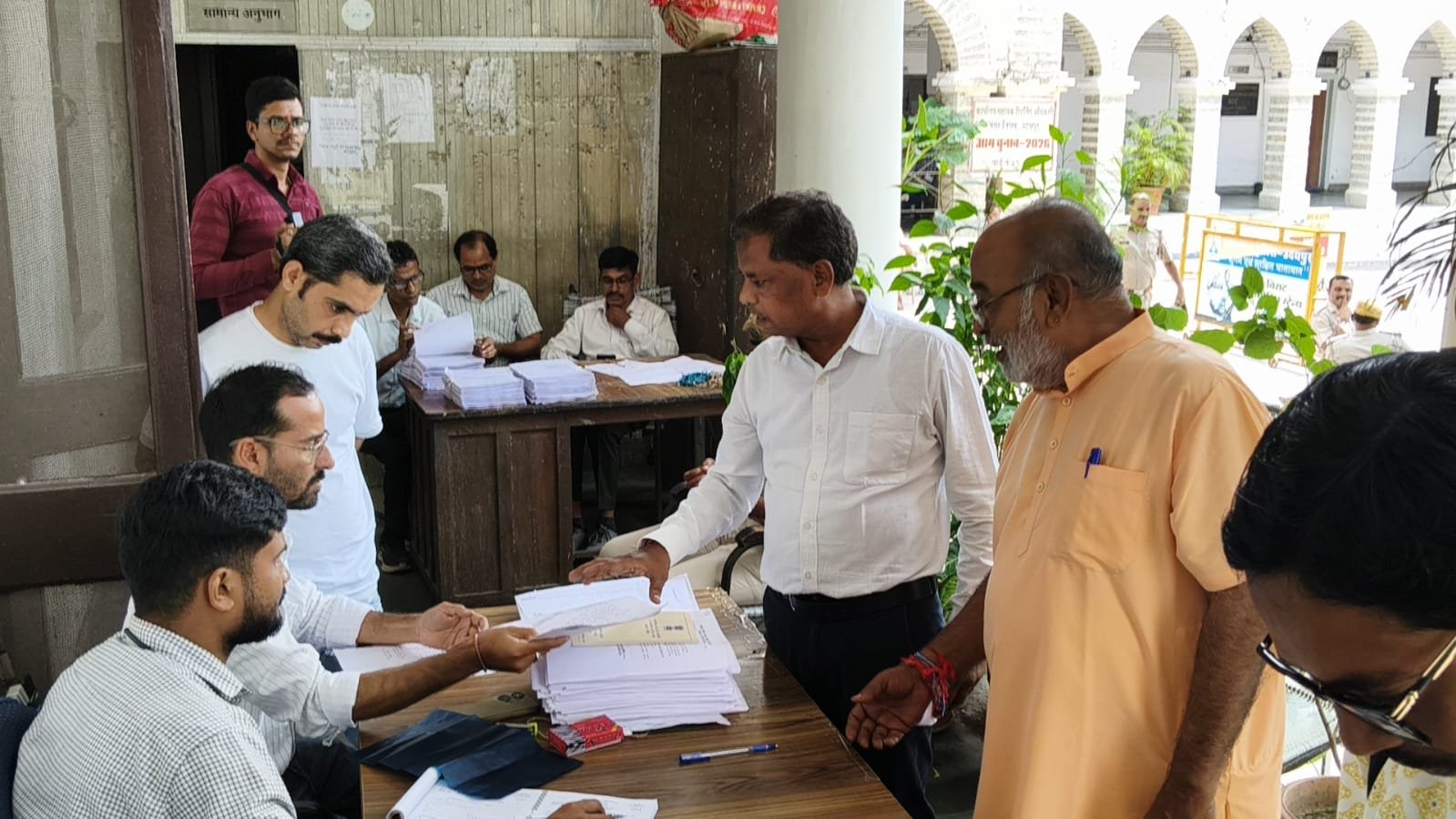 भाजपा के पूर्व जिलाध्यक्ष दिनेश भट्ट ने पहले दिन नामांकन दाखिल कर चौंकाया