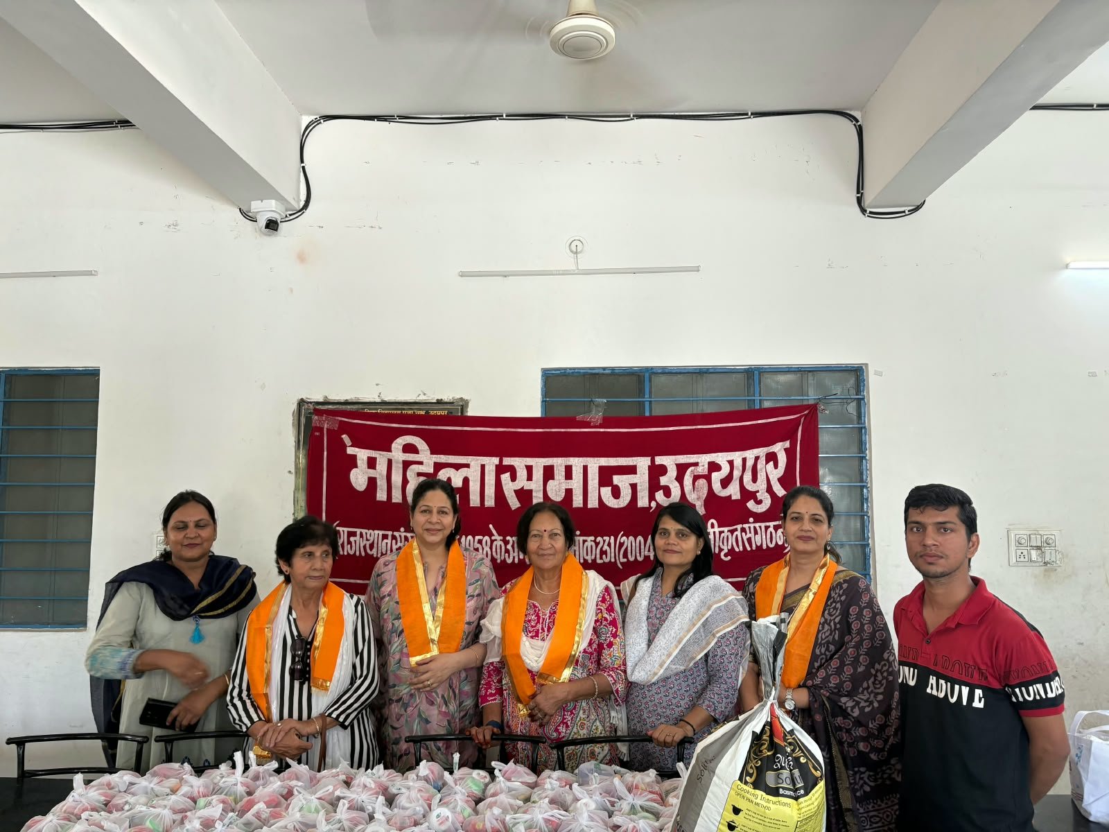 अंध विद्यालय के बच्चों को सामग्री वितरण और स्वच्छता संदेश देकर मनाया पितृ पक्ष