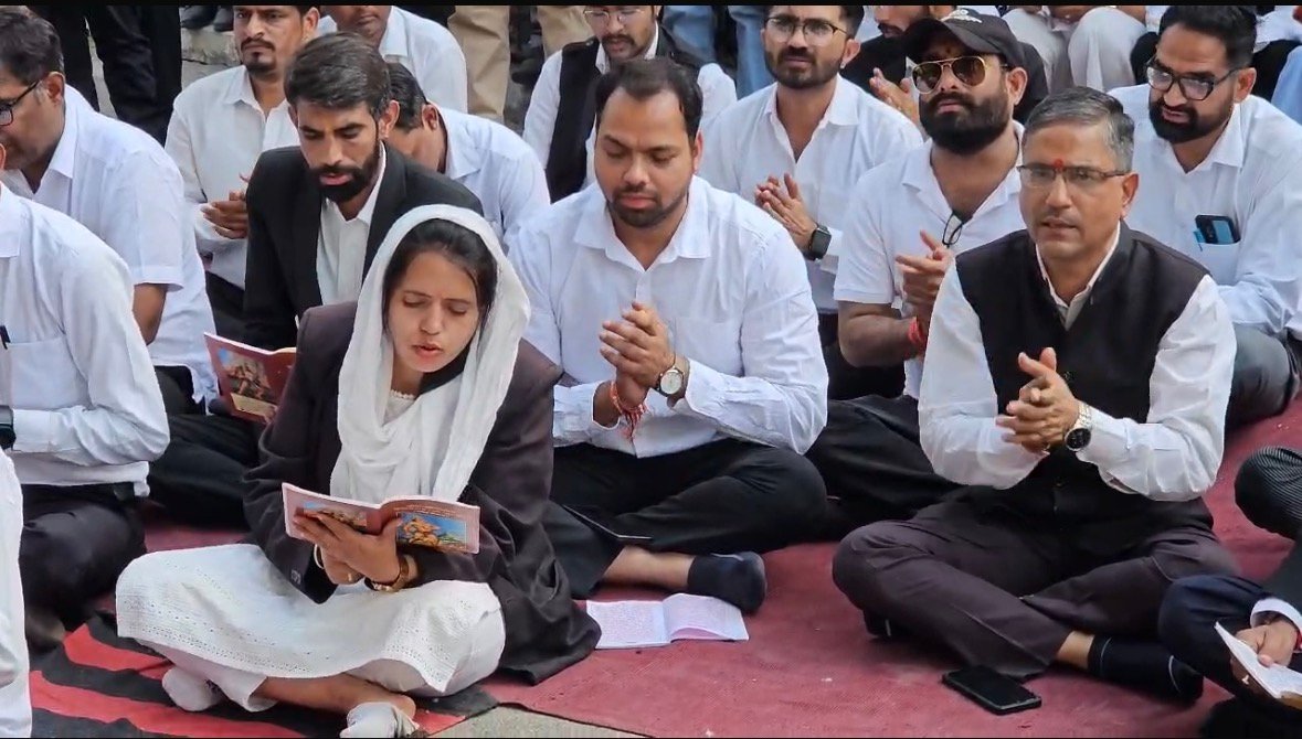 सवीना थानाधिकारी पर कार्रवाई की मांग को लेकर अधिवक्ताओं ने किया सुंदरकांड का पाठ।