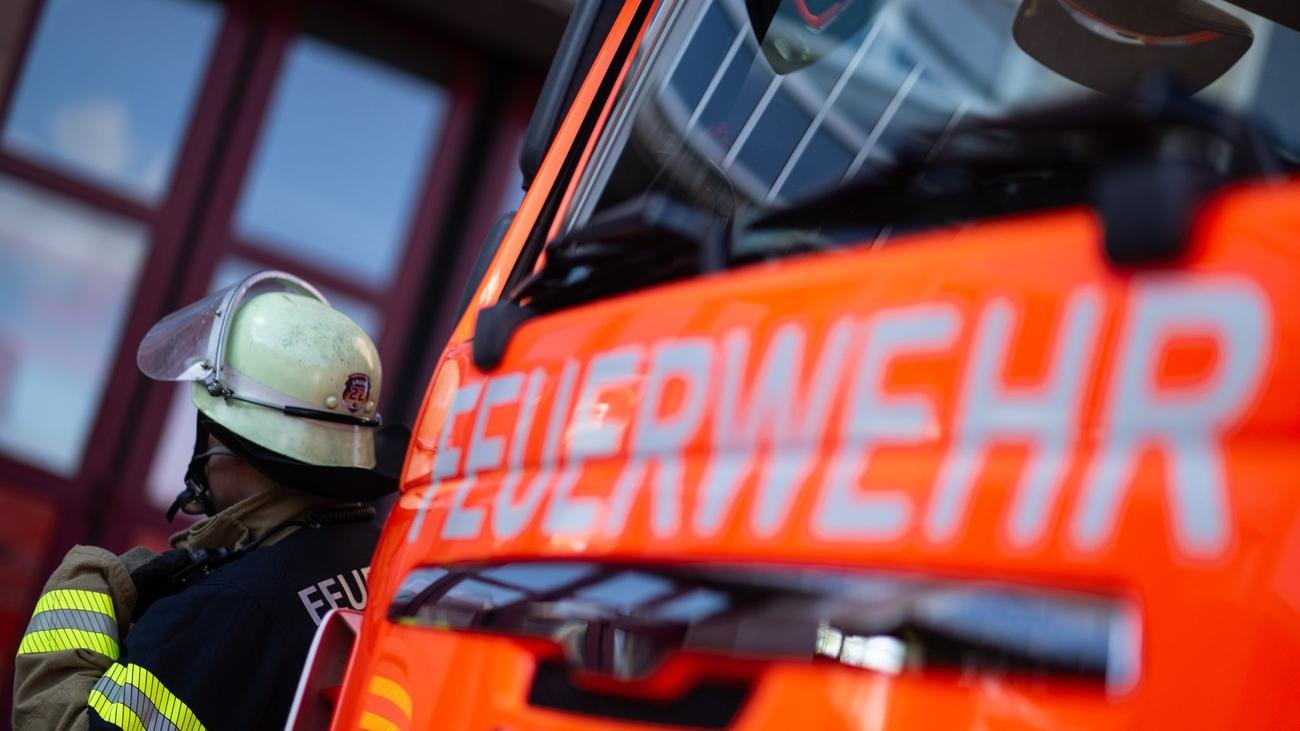 Großbrand: Leerstehendes Haus in Flammen - Feuerwehr warnt Bevölkerung