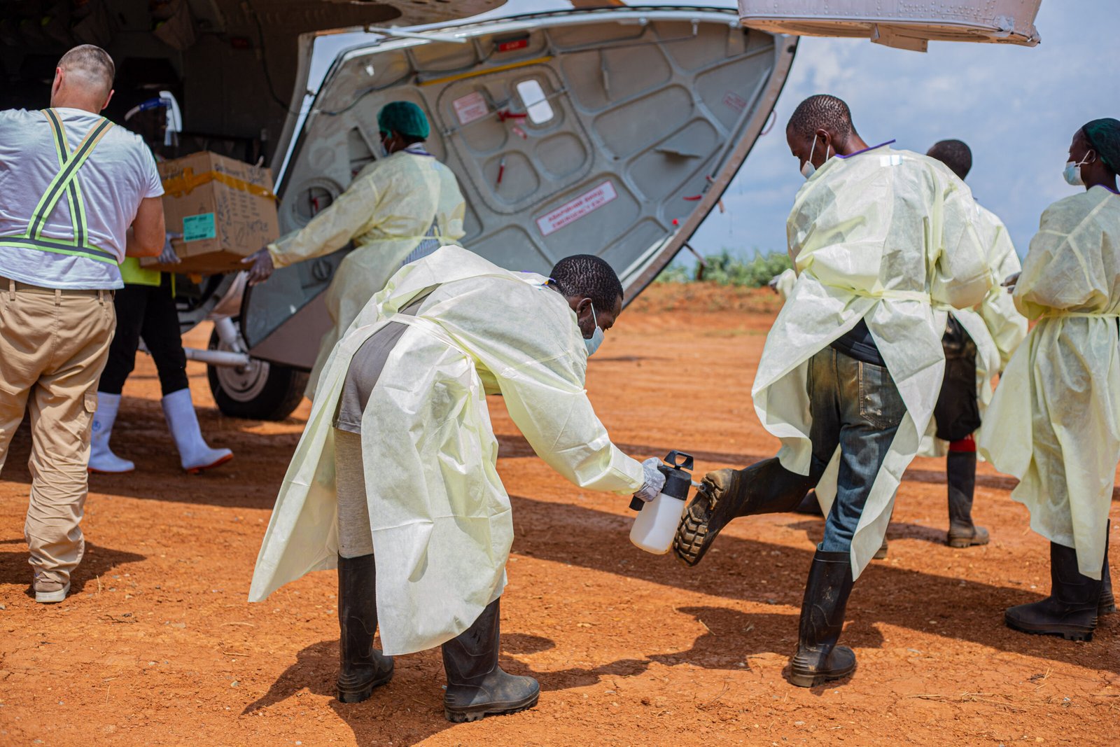 Medicii din Congo încearcă să țină sub control epidemia de Ebola. Localnicii sunt furioși